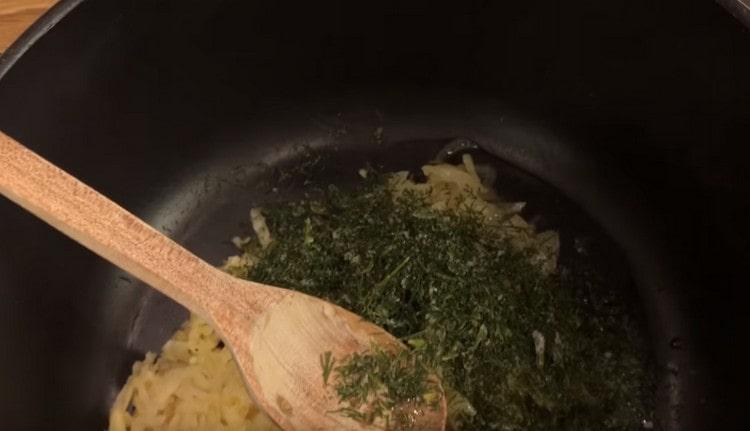 Tillsätt också hackad dill.