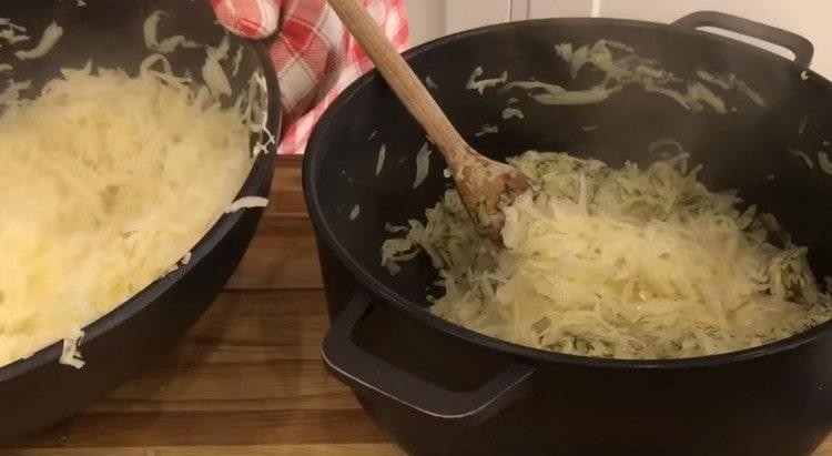 I delar introducerar vi kål i köttfärs.