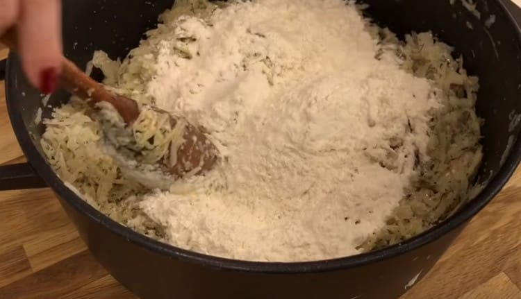 För att fästa stoppningen introducerar vi mjöl.