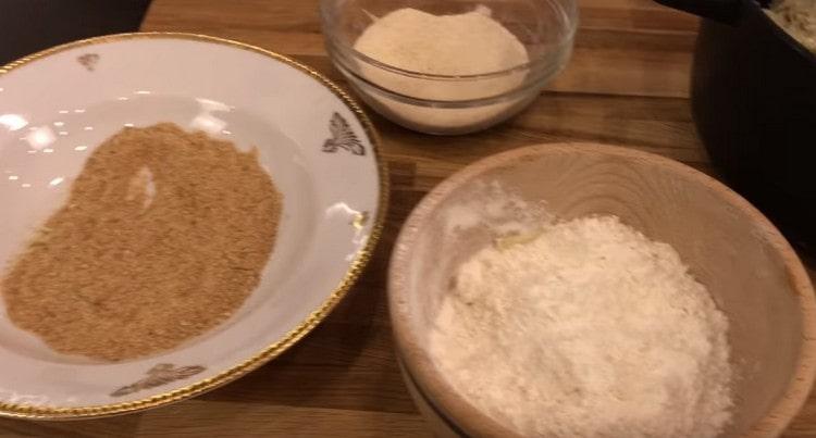 Sådana kotletter kan stekas genom att rulla dem i brödsmulor, mjöl eller gryn.