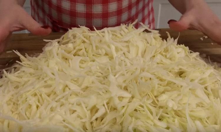 Hacka först kålen fint.