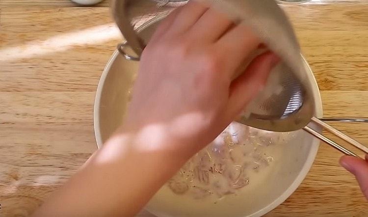 Întindem ceapa la carnea tocată.