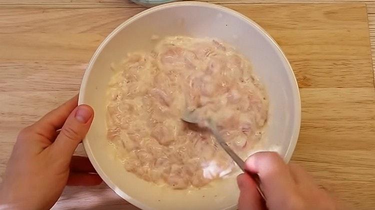 Amestecați carnea tocată și lăsați-o să se rumenească.