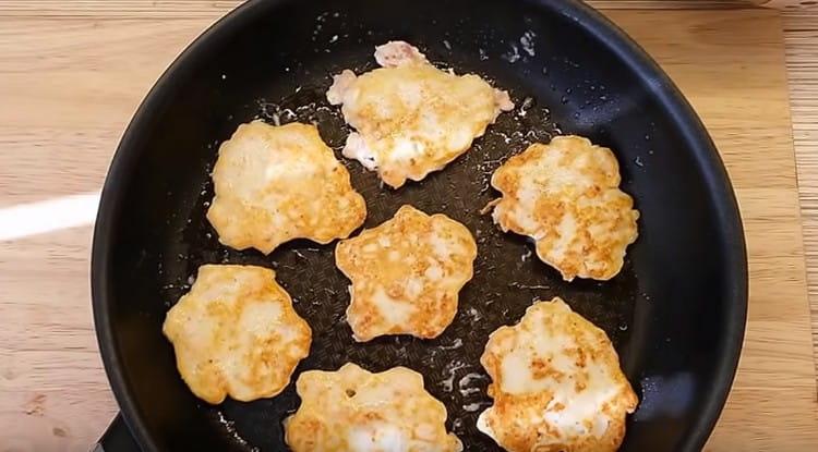 Prăjiți produsele pe ambele părți până când sunt aurii.