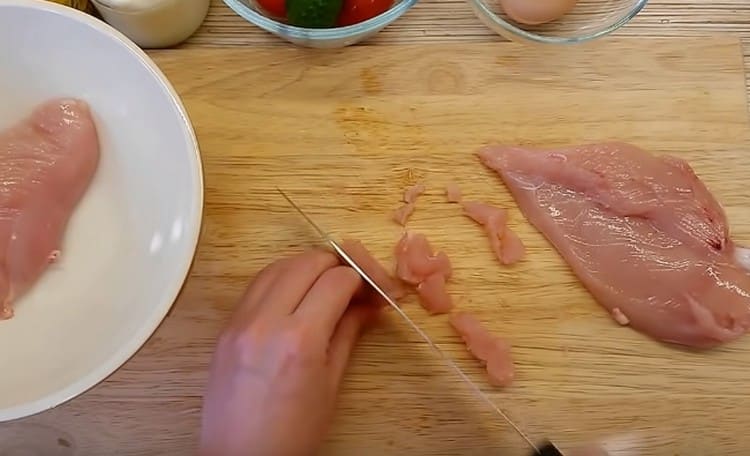 Se toacă bine puiul.