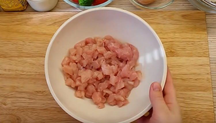 Întindeți puiul tocat într-un bol adânc.