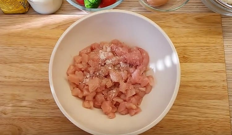 Adăugați piper și sare după gust.