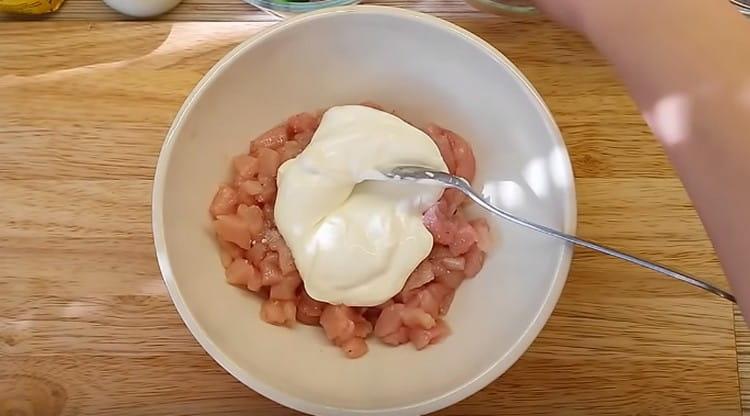 Adăugați iaurt natural la carnea tocată.