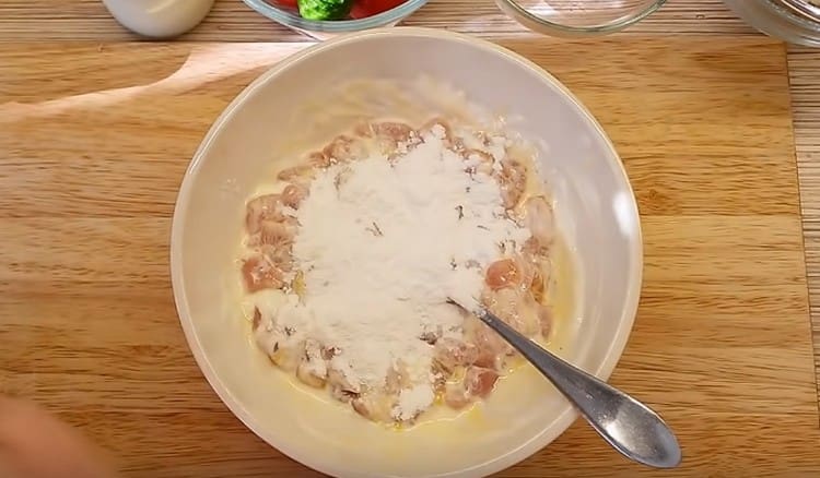 Adăugați amidon și amestecați carnea tocată.