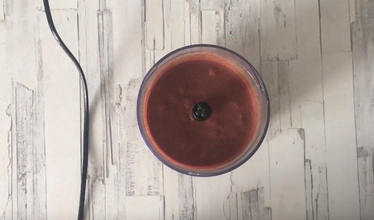 Interrumpimos el hígado con una licuadora hasta que quede suave.