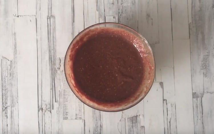 Mezcle bien la masa del hígado y deje que se prepare.