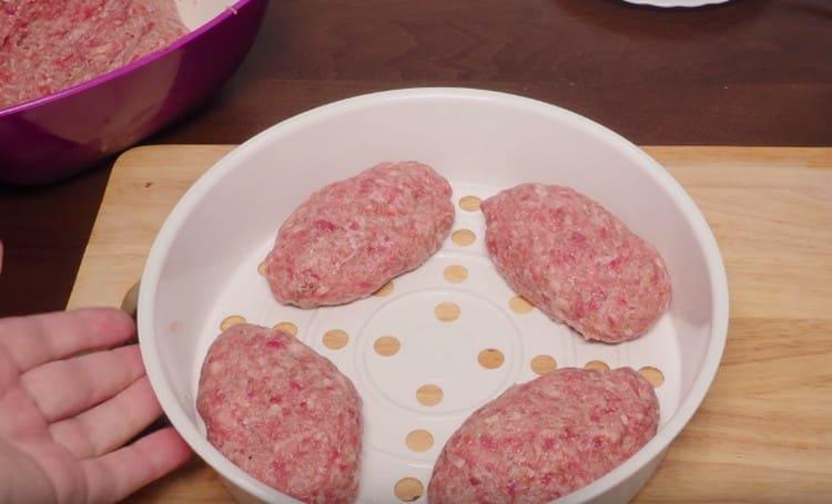 Nous mettons les produits dans un panier pour cuire à la vapeur dans une cocotte minute.