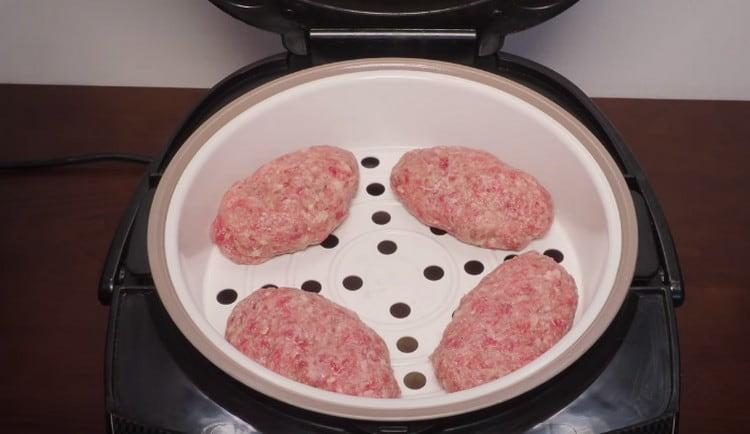 Nous plaçons le panier avec des côtelettes dans la mijoteuse et allumons l'appareil.