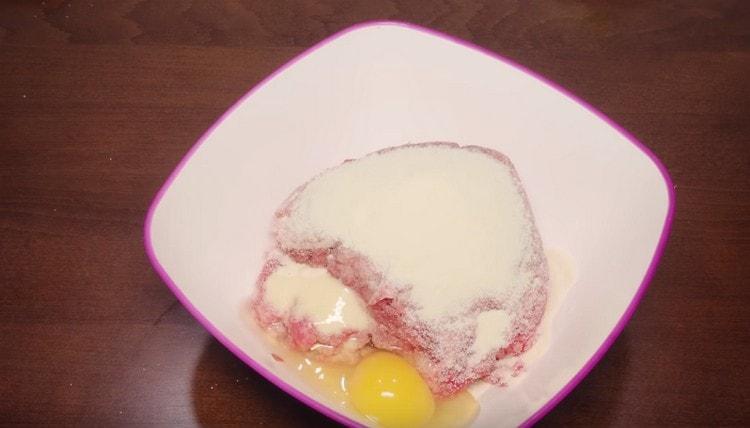 Ajoutez la semoule, le sel, le poivre, l'œuf et l'eau à la viande hachée.