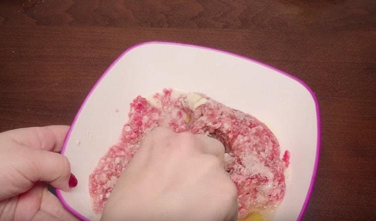 Mélangez bien la viande hachée.