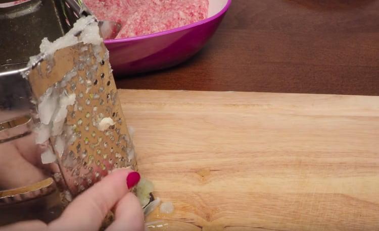 Nous broyons également l'ail.