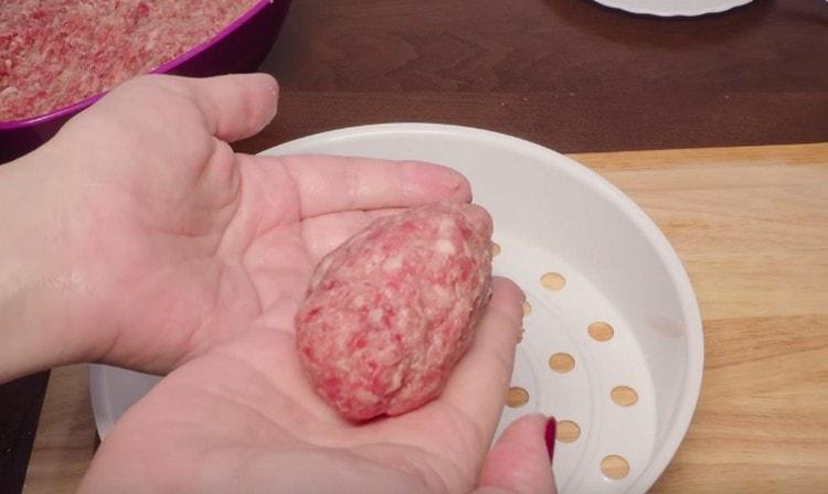 Nous formons des côtelettes oblongues.