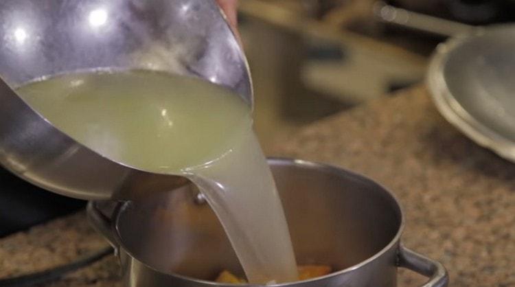 Vierta las verduras guisadas en la sartén con el caldo.