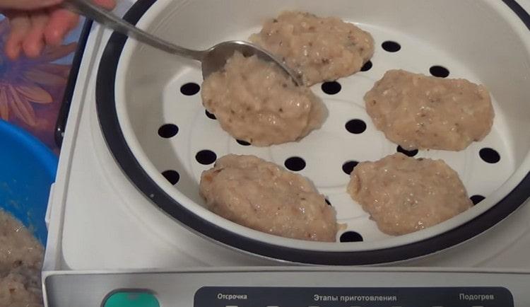 împrăștiem produsele cu o lingură direct în coșul de abur din multicooker.