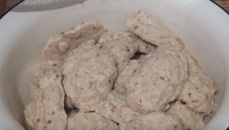 astfel de tăieturi de pui aburite pot fi gătite nu numai într-un aragaz lent, ci și într-un cazan dublu sau pe o sobă.