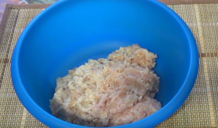 Trecem toate componentele preparate printr-o mașină de tocat carne.