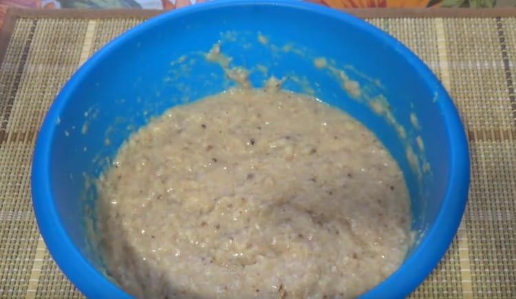 Frământați bine carnea tocată și lăsați-o să se pună la frigider.