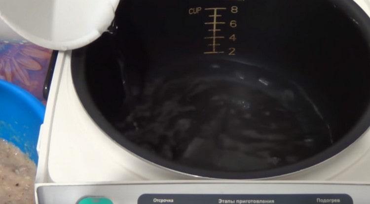 Puteți găti astfel de prăjituri într-un aragaz lent.