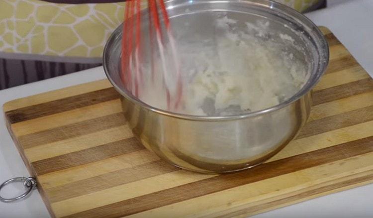 Agitând masa cu un bici, obținem o consistență omogenă a testului.