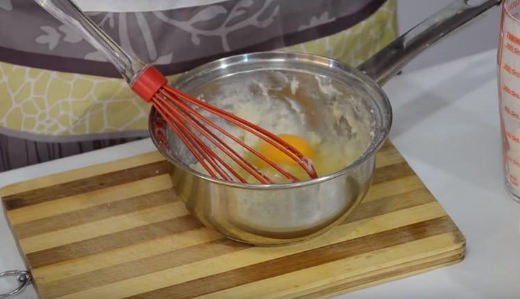 Introduceți oul în aluat.