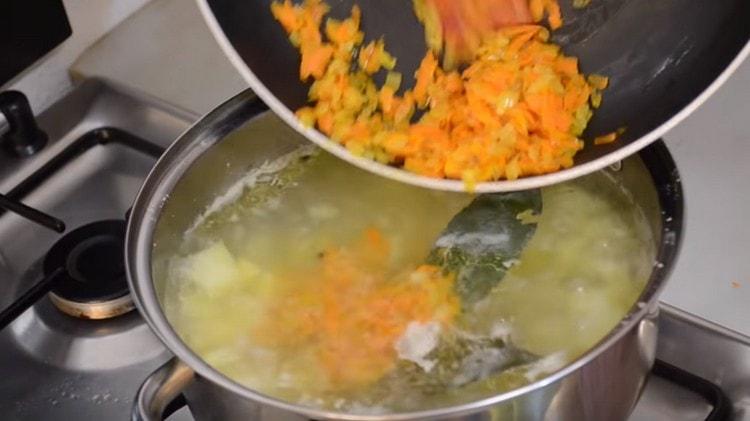 Puneți prăjitul în supă.