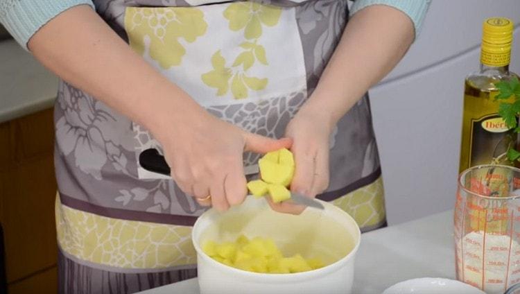 Tăiați cartofii în bucăți mici.