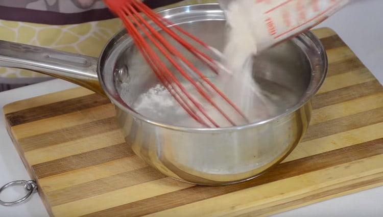 În apa fierbinte introducem făină.