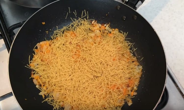 Spred nu de små nudler direkte ind i ristningen.