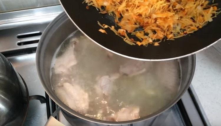 Vi overfører nudlerne til bouillon.