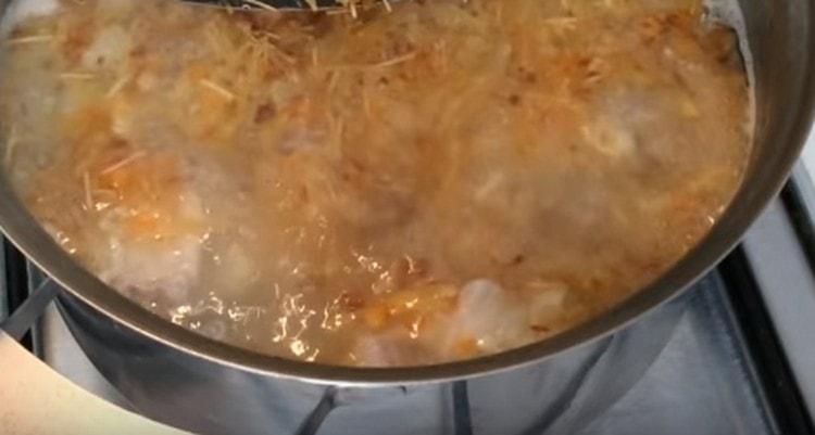 Efter et par minutter kan suppen slukkes.