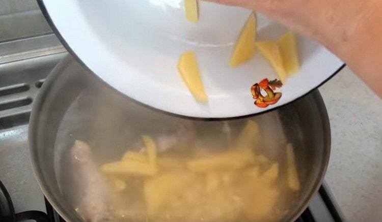 Tilføj kartofler til bouillon.