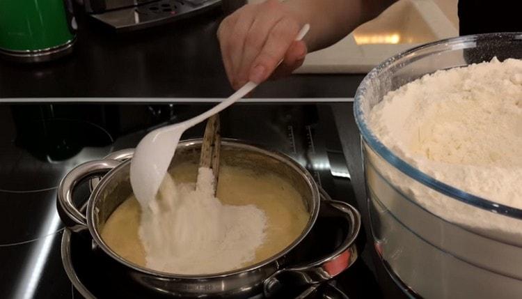 Em partes, começamos a introduzir farinha na massa.