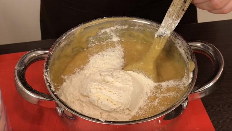 Em seguida, retire a panela do fogão e adicione a farinha.