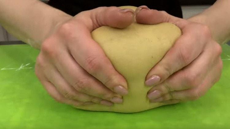 Amasse uma massa lisa que não grude nas mãos.