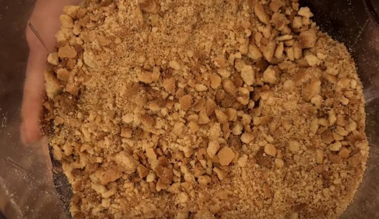 Moa as estacas em migalhas, que usaremos para decorar o bolo.