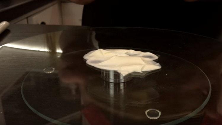 O prato em que vamos recolher o bolo, unte com creme.