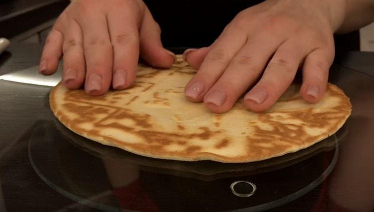 Coloque o primeiro bolo no creme.