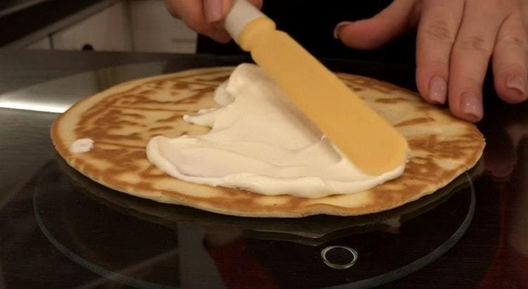 Lubrifique o bolo com bastante creme.