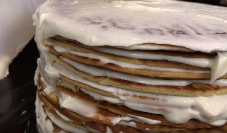 Coletamos o bolo, cobrimos a parte superior e as laterais com o creme restante.