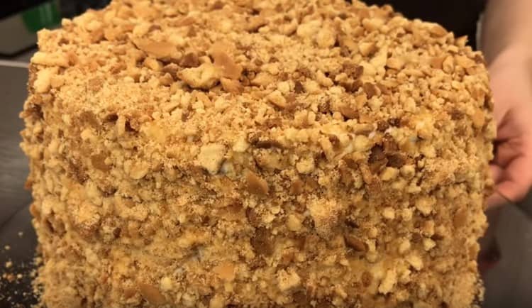 Polvilhe o bolo acabado com migalhas.