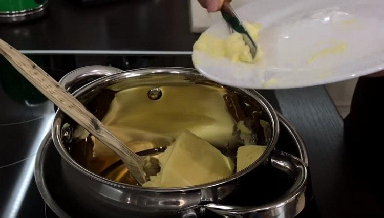 Adicione imediatamente o óleo ao mel.