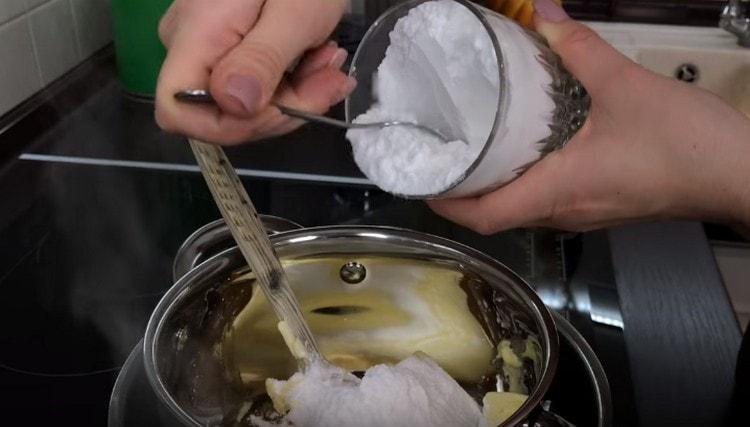 Adicione também o açúcar de confeiteiro.