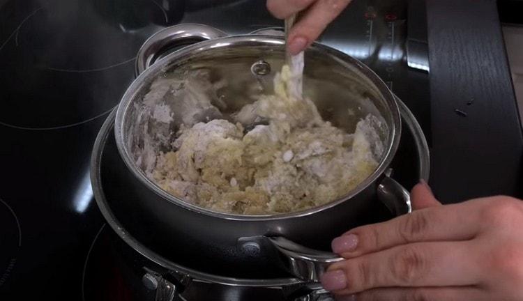 misture a massa e deixe cozinhar em banho-maria.