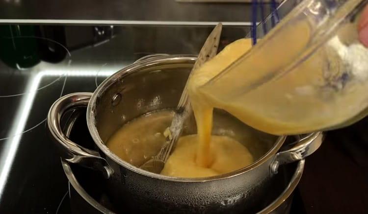 Introduzimos a massa de ovo no mel, que é preparado em banho-maria.