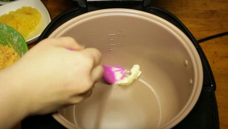 Eine Schüssel Multikocher mit Butter einfetten.